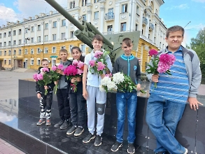 Нет в России семьи такой, где б не памятен был свой герой…